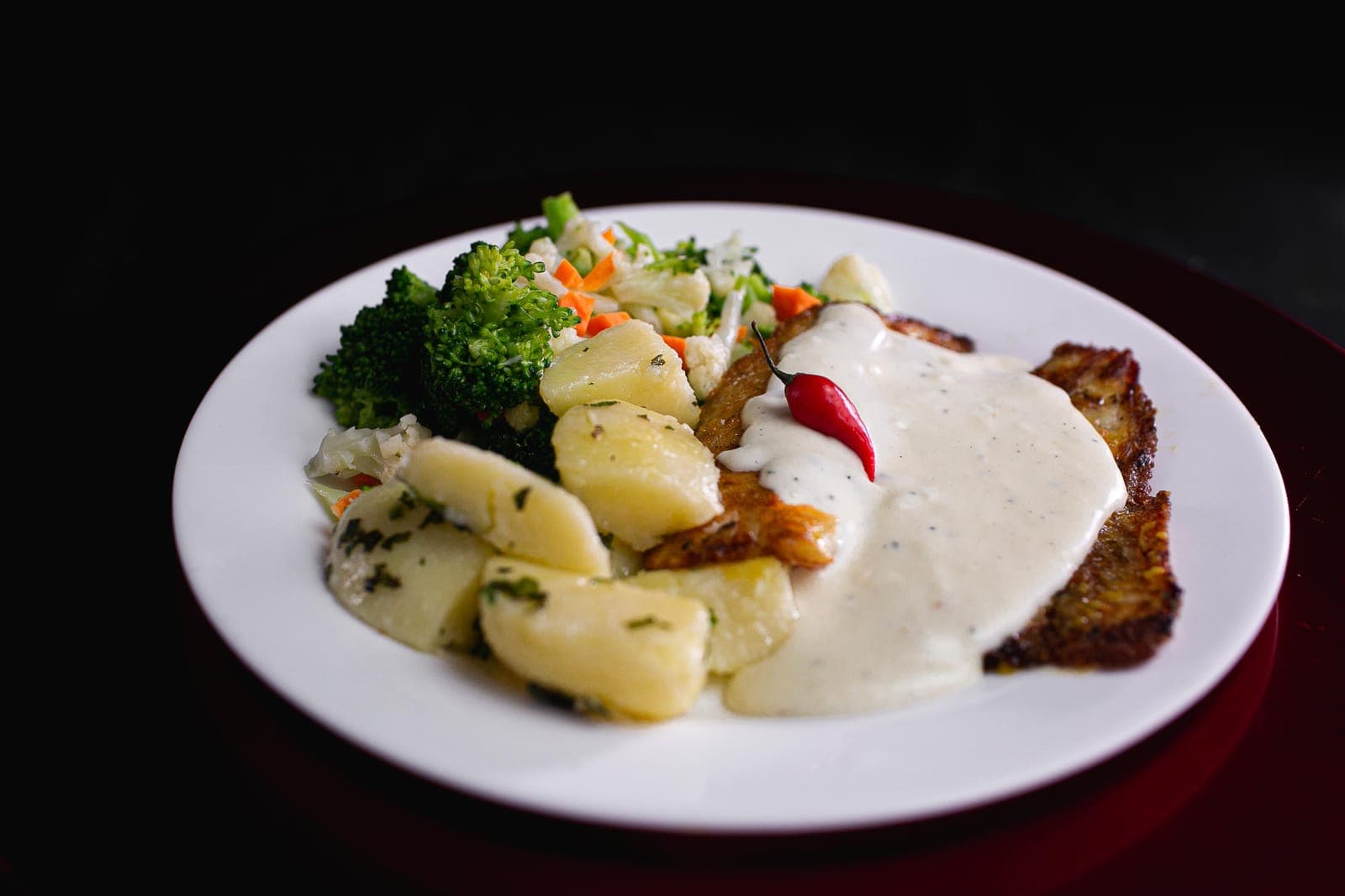 Peixe grelhado com nhoque, brócolis, legumes e molho branco